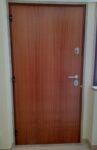 Porta blindada com limitador de abertura