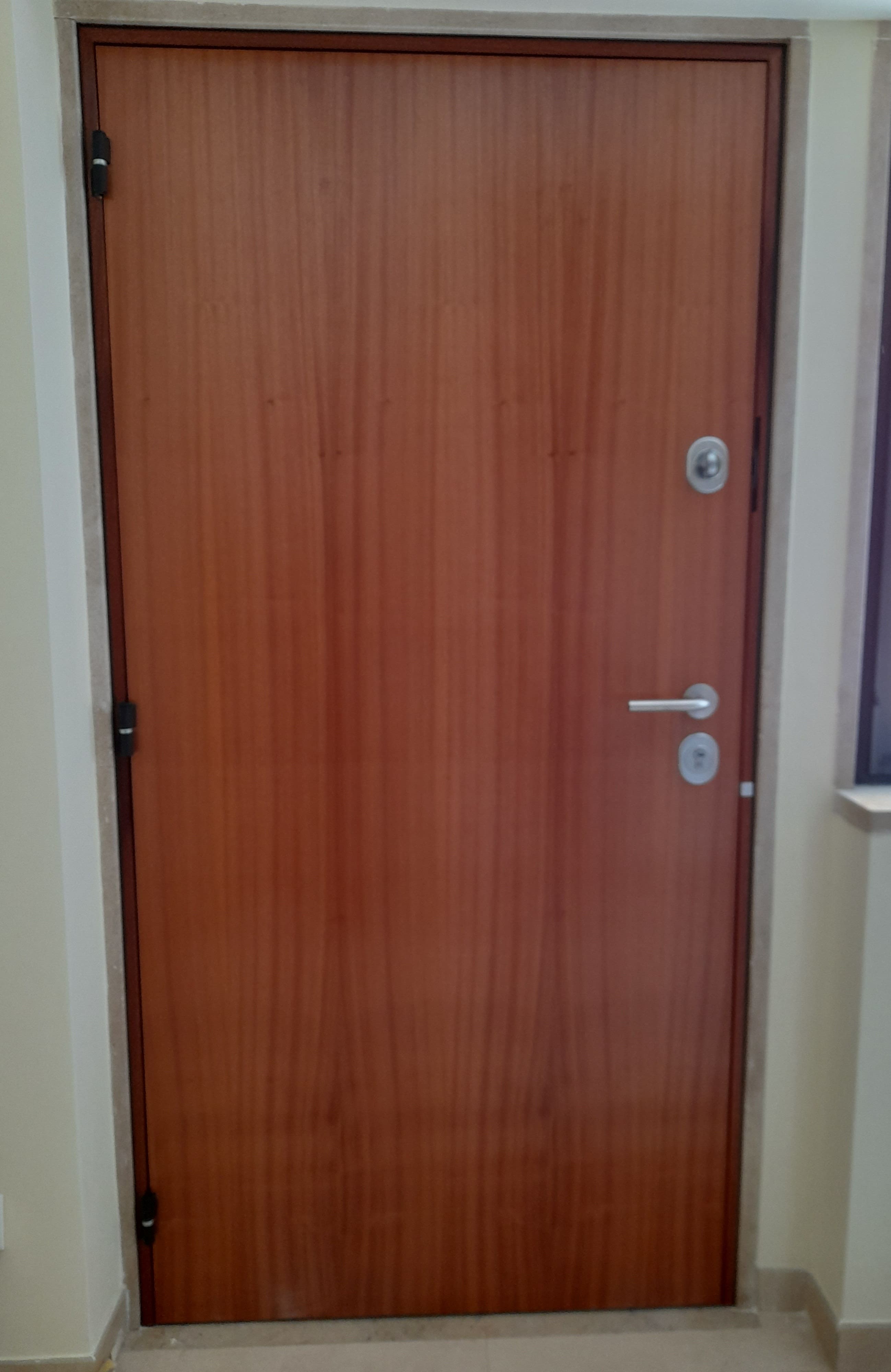 Porta blindada com limitador de abertura